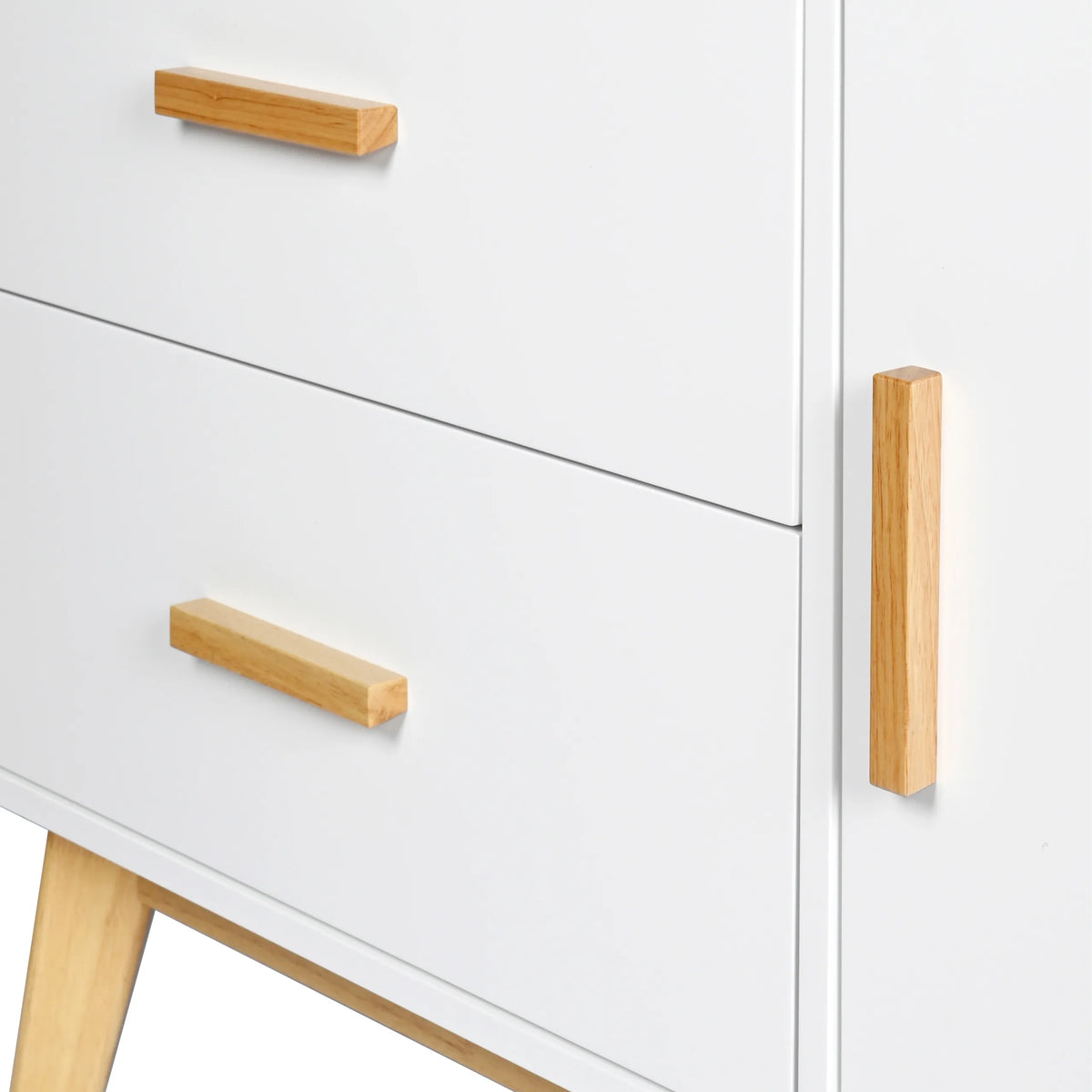Façades blanches avec poignées en bois clair du Buffet TAROLO de hjh LIVING