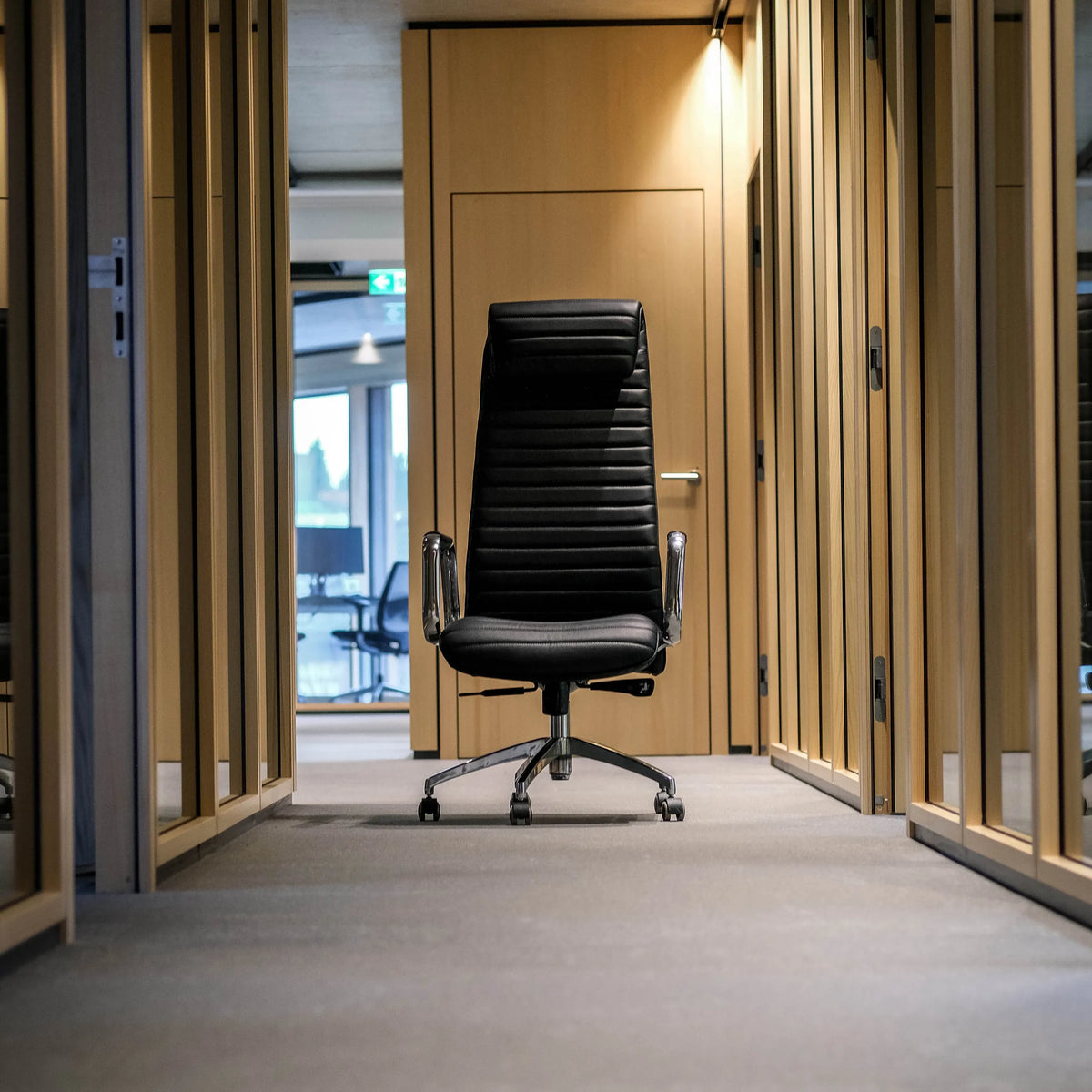 Siège de direction de luxe ASPERA 20 en noir avec revêtement capitonné et accoudoirs argentés de hjh OFFICE