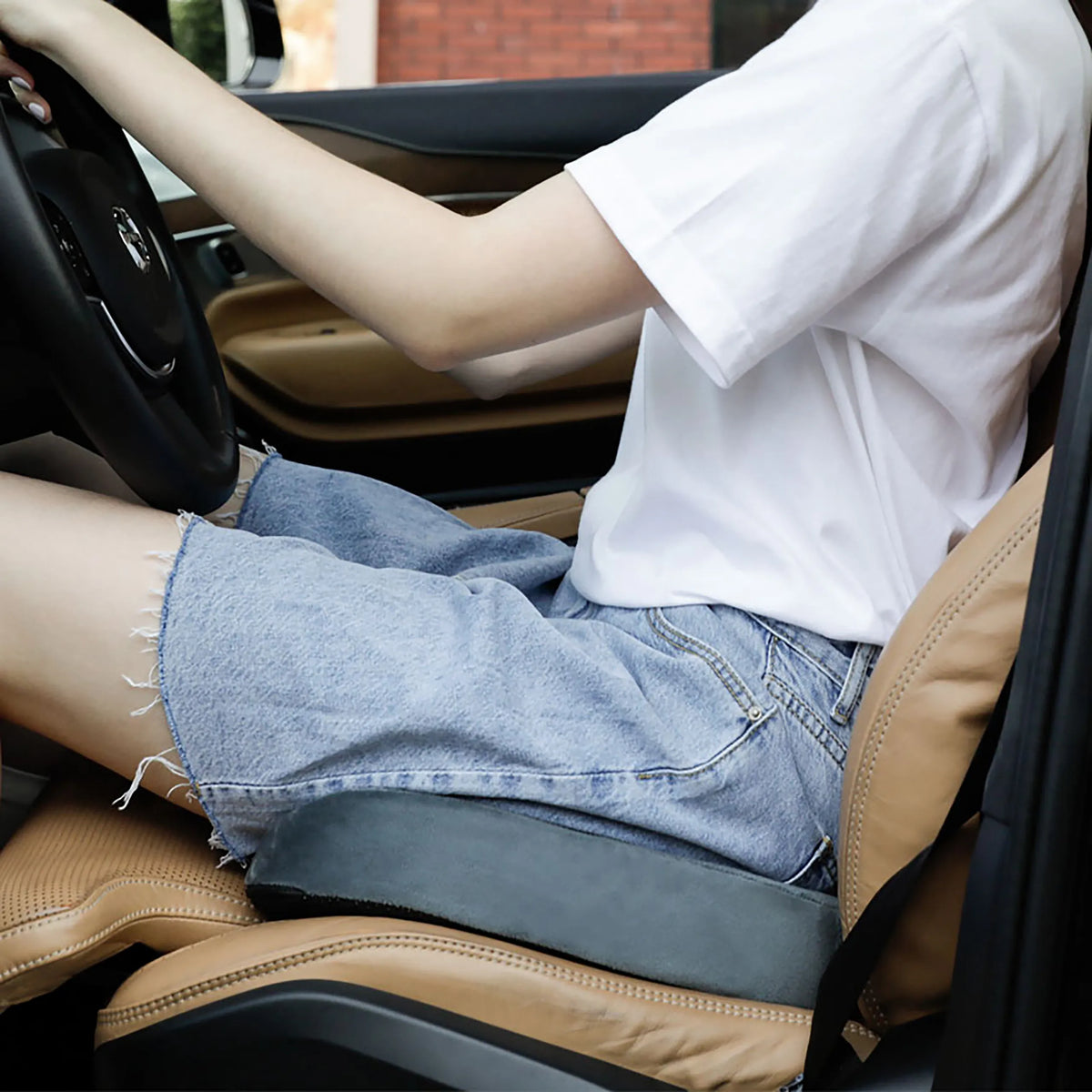 Coussin de siège MEDISIT VIII gris sur un siège de voiture marron de hjh OFFICE
