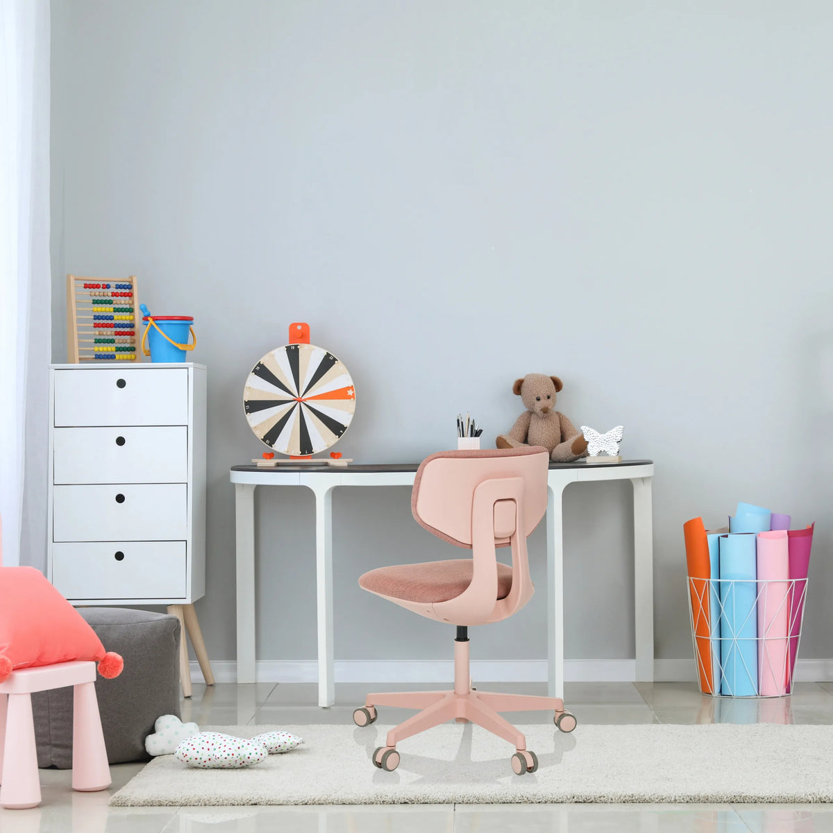 Chaise pivotante pour des enfants KID COLORE rose avec roulettes à un bureau blanc de hjh OFFICE