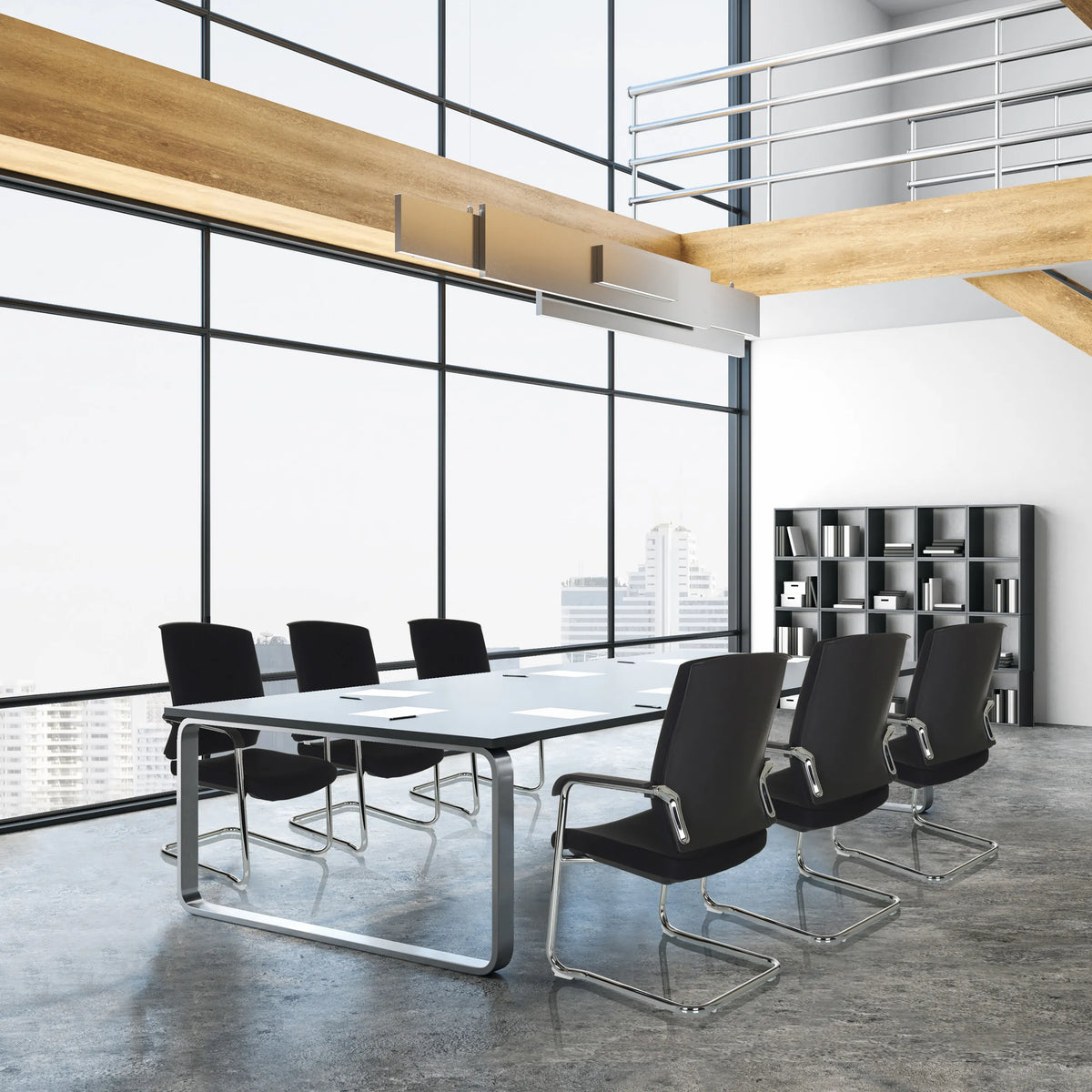 Chaises cantilever LEVIA VP noires avec accoudoirs à une table de conférence dans un bureau lumineux de hjh OFFICE