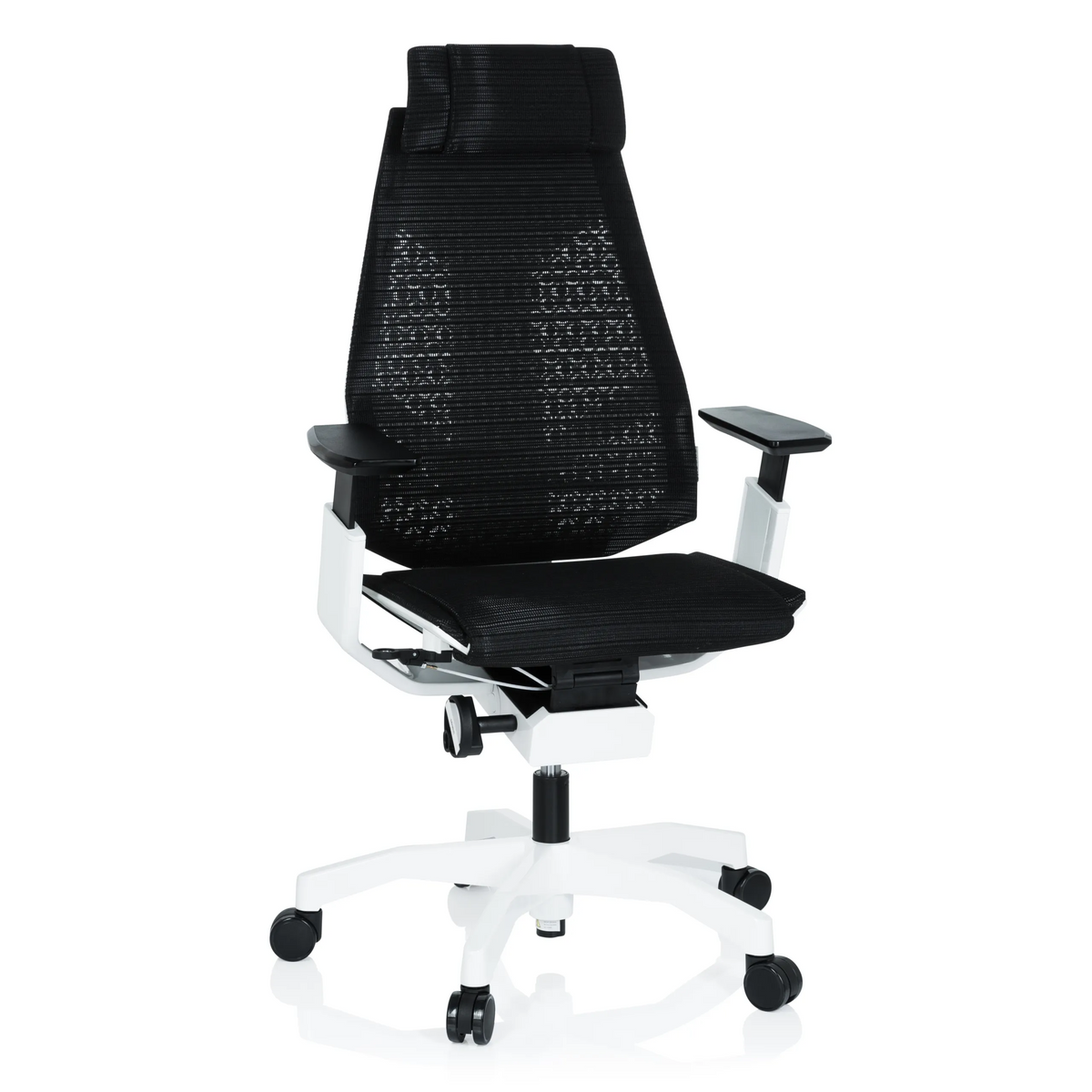 Siège de bureau haut de gamme noir GENIDIA PRO WHITE avec dossier en maille et piètement blanc à cinq roulettes de hjh OFFICE – vue à 360° (vue de face 20°)