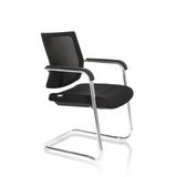 Chaises cantilever LEVIA V noires avec dossier en maille, accoudoirs et piètement luge de hjh OFFICE – vue à 360° (vue de trois quarts avant 60°)