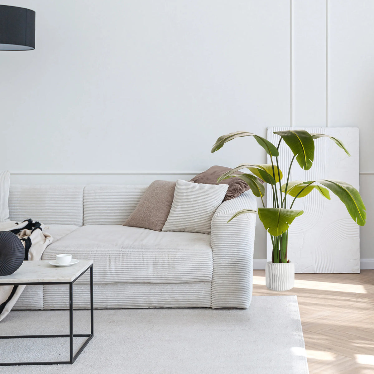 Plante artificielle verte BANANE dans un cache-pot blanc à côté d'un canapé de hjh OFFICE