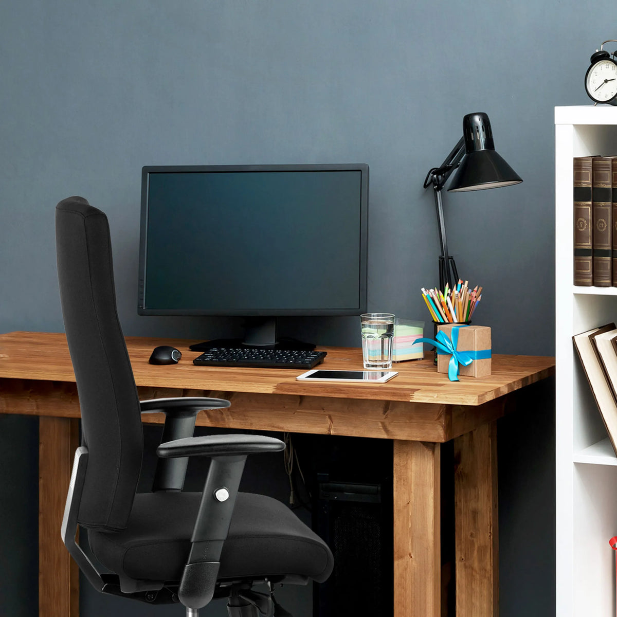 Siège de bureau de qualité professionnelle PRO-TEC 300 noir avec accoudoirs à une table en bois de hjh OFFICE