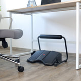 Repose-pieds PODI F noir avec surface antidérapante et barre transversale rembourrée sous un bureau de hjh OFFICE