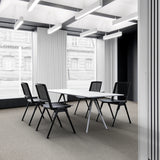 Quatre sièges visiteur MEET WA noirs à une table de conférence blanche dans un bureau moderne de hjh OFFICE