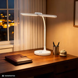 Lampe de bureau Lumanova D6 blanche avec une tête large sur une table en bois de hjh OFFICE (image générée par IA)