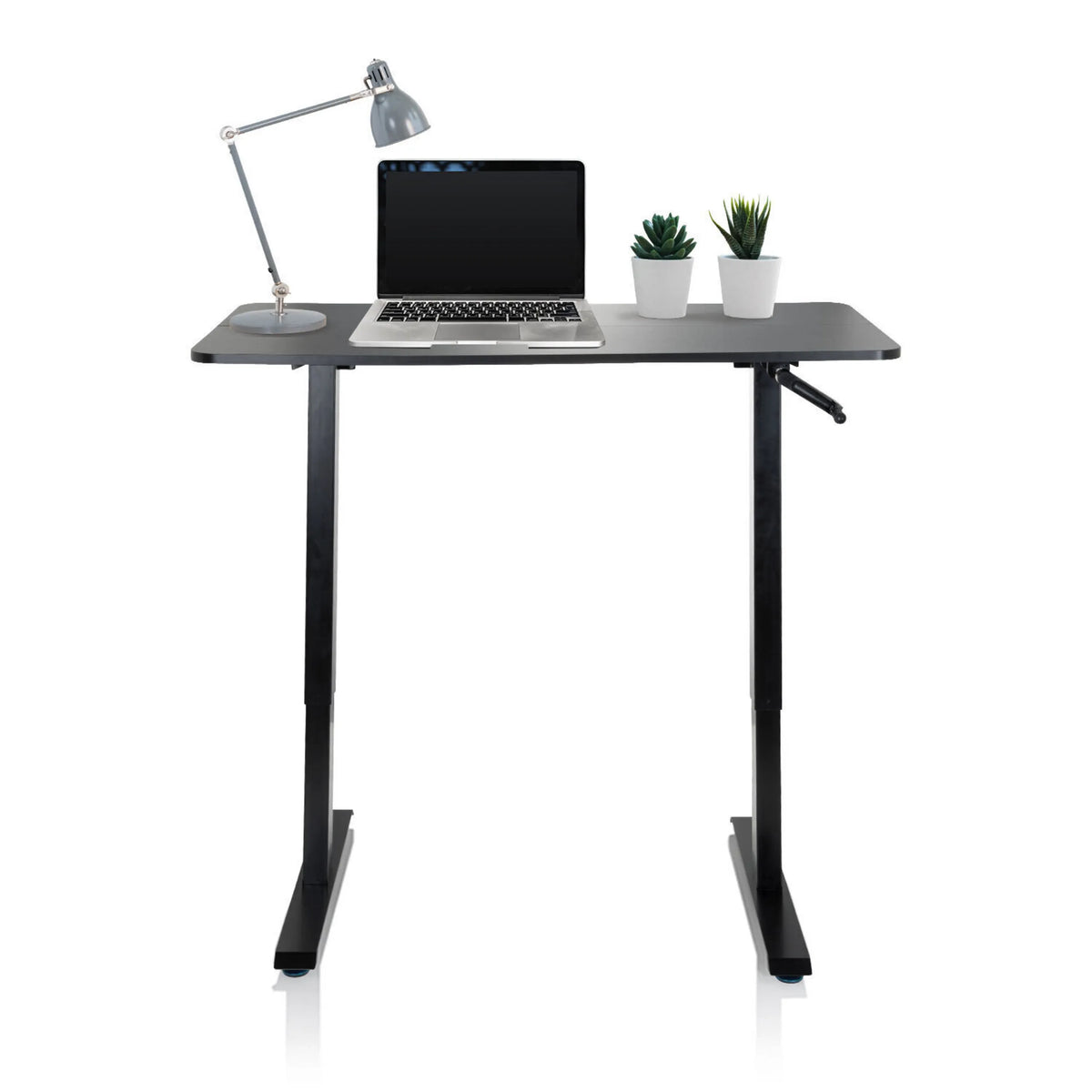 Bureau assis-debout noir STAND CR avec ordinateur portable, lampe de bureau et deux petites plantes de hjh OFFICE