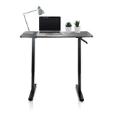 Bureau assis-debout noir STAND CR avec ordinateur portable, lampe de bureau et deux petites plantes de hjh OFFICE