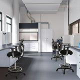 Chaises de comptoir TOP WORK 108 noires avec accoudoirs et repose-pieds dans un environnement de laboratoire de hjh OFFICE