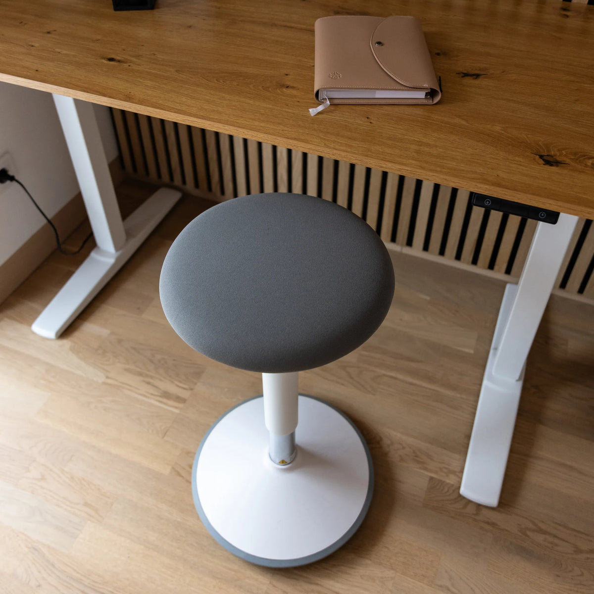 Assise rembourrée grise du siège assis-debout BALANCE SIT III W avec pied en croix blanc et colonne centrale de hjh OFFICE