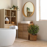 Plante artificielle verte Olive S dans un panier tressé à côté d'un meuble de salle de bain de hjh OFFICE