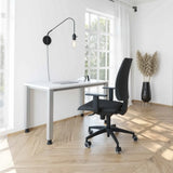 Bureau blanc QUEO 614 S de la série QUEO en 140 x 67 cm avec piètement réglable en hauteur de hjh OFFICE PRO
