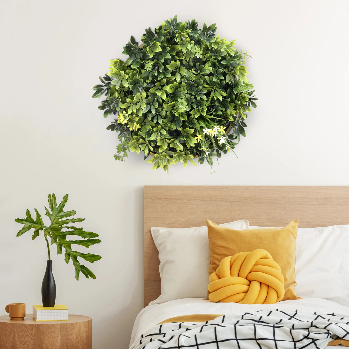 Tapis végétal vert LEAFLUXE WALL 2 comme décoration murale ronde au-dessus d'un lit de hjh LIVING