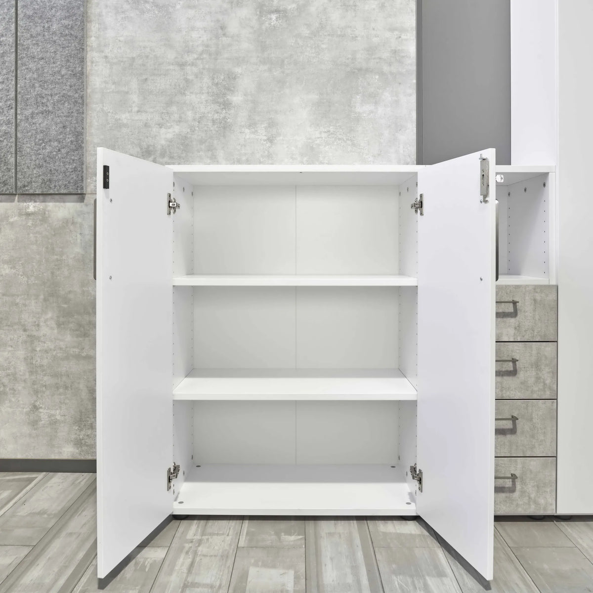 Armoire BETA 9 ouverte en gris avec deux portes et deux étagères de hjh OFFICE PRO