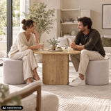 Table d'appoint Nestup en bois clair avec un plateau rond dans un salon de hjh LIVING