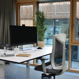 Chaise de comptoir HALIFAX WORK grise à un bureau blanc dans une pièce lumineuse de hjh OFFICE