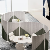 Cloisons de séparation Flexmiut Wave grises avec structure à lamelles verticales comme brise-vue de hjh OFFICE (image générée par IA)