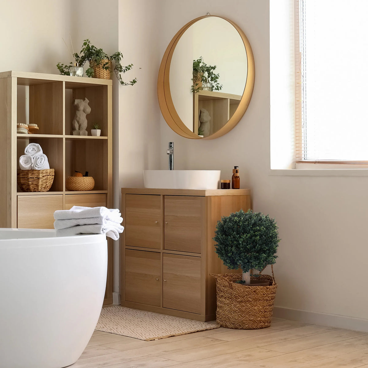 Plante artificielle verte BUXUS dans un panier tressé dans la salle de bain de hjh OFFICE