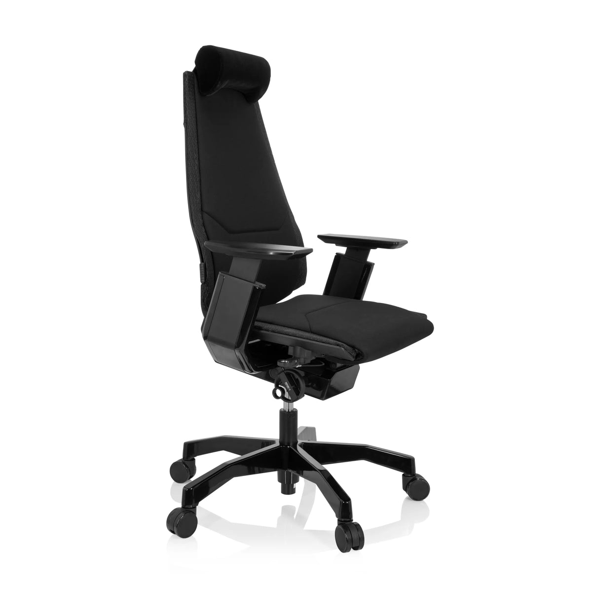 Siège de bureau haut de gamme GENIDIA BLACK noir avec revêtement en tissu et piètement à cinq roulettes de hjh OFFICE – vue à 360° (vue de trois quarts avant 60°)