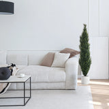 Plante artificielle verte CEDRUS dans un pot blanc à côté d'un canapé blanc de hjh OFFICE