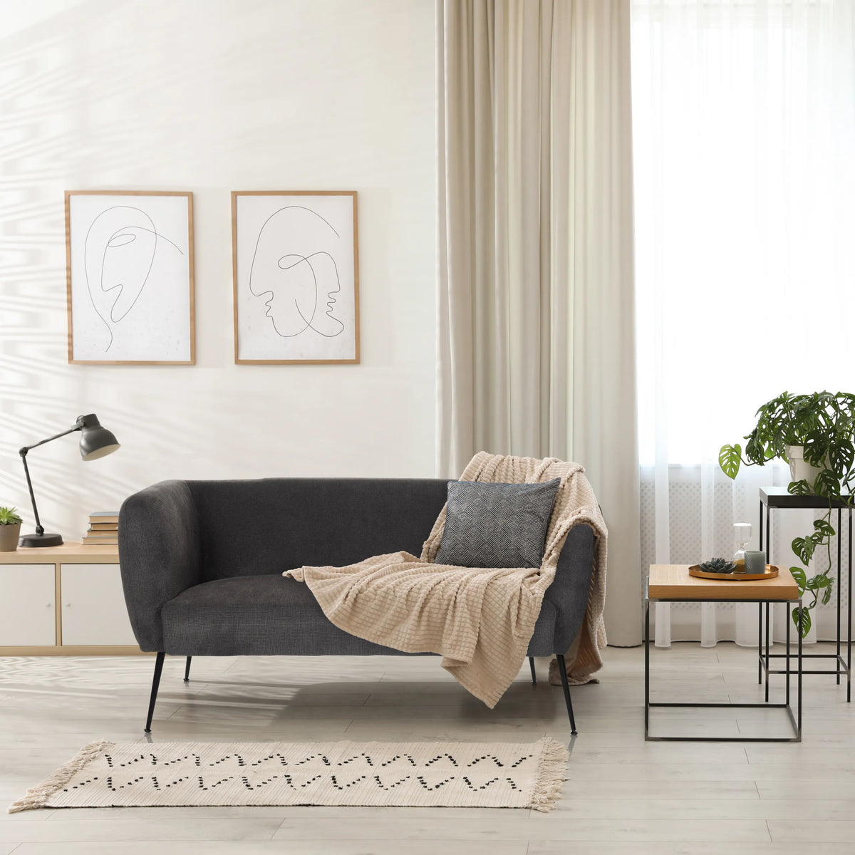 Canapé lounge gris HAYRIVER avec coussins et plaid dans une pièce lumineuse de hjh LIVING