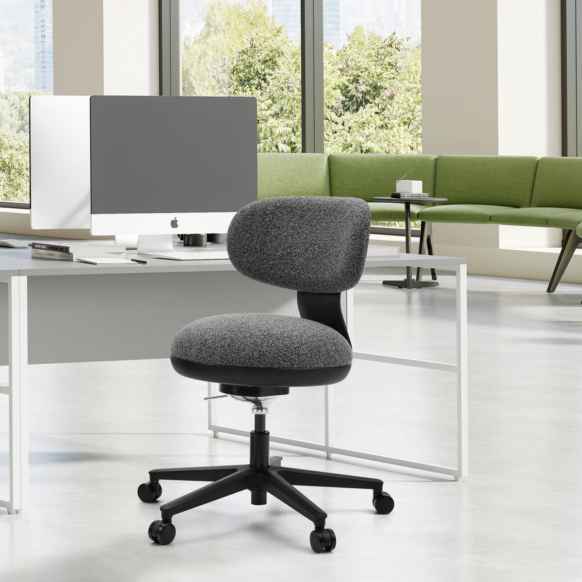 Siège de bureau à domicile SITMOTION B gris avec roulettes devant un bureau blanc dans un bureau lumineux de hjh OFFICE