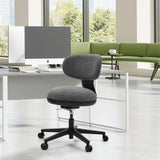 Siège de bureau à domicile SITMOTION B gris avec roulettes devant un bureau blanc dans un bureau lumineux de hjh OFFICE