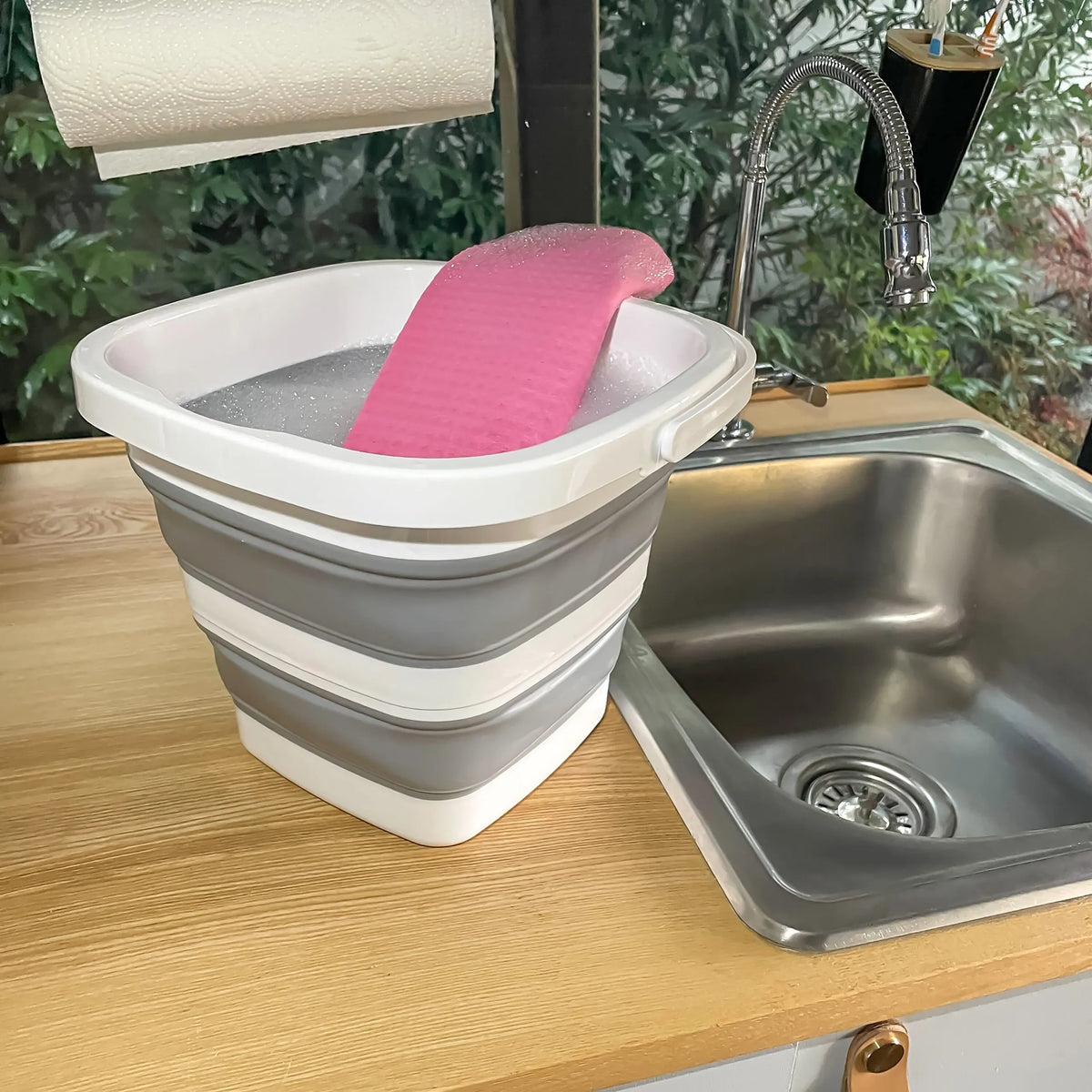 Conteneur pliable CLEAN SILE gris et blanc avec une éponge rose dans un évier de hjh OFFICE