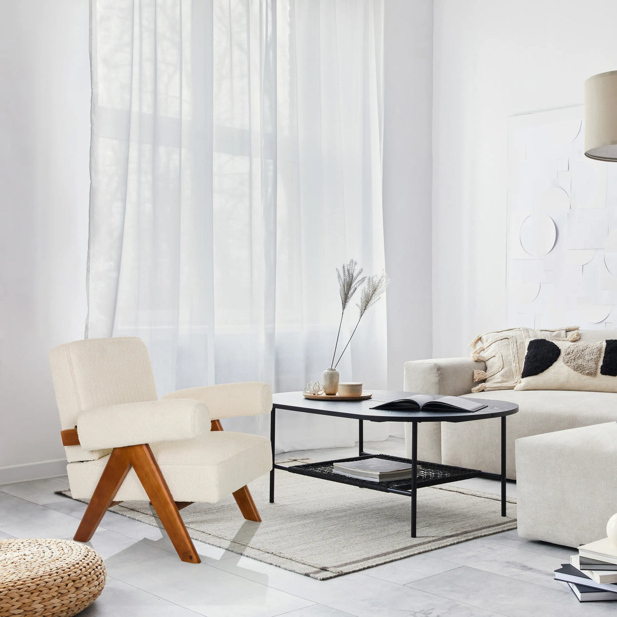 Fauteuil de salon POOLY blanc avec structure en bois dans un environnement lumineux de hjh LIVING