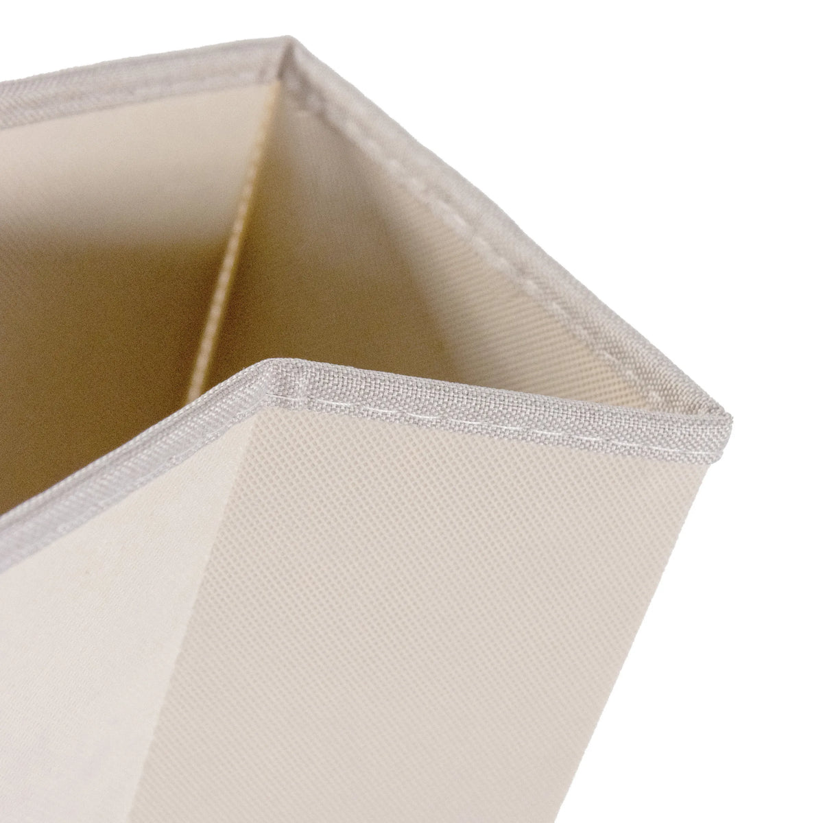 Bordure en tissu matelassé et vue intérieure d'un compartiment de la commode FOLDRESS S en beige de hjh LIVING