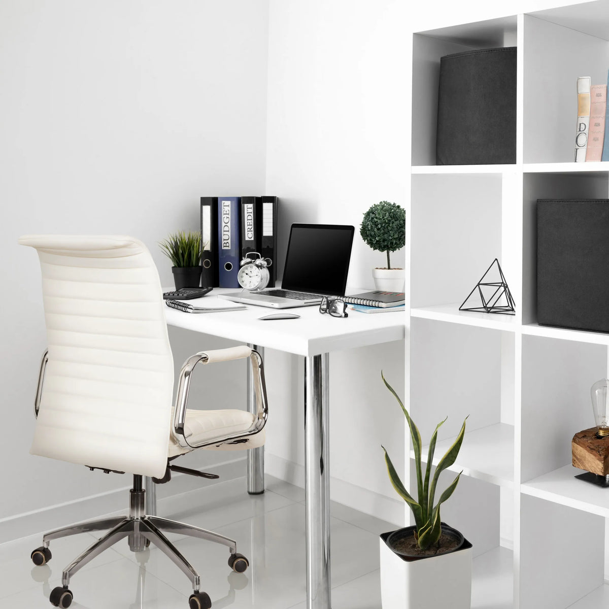 Siège de direction de qualité professionnelle ASPERA 10 blanc crème avec rembourrage matelassé et structure en chrome de hjh OFFICE
