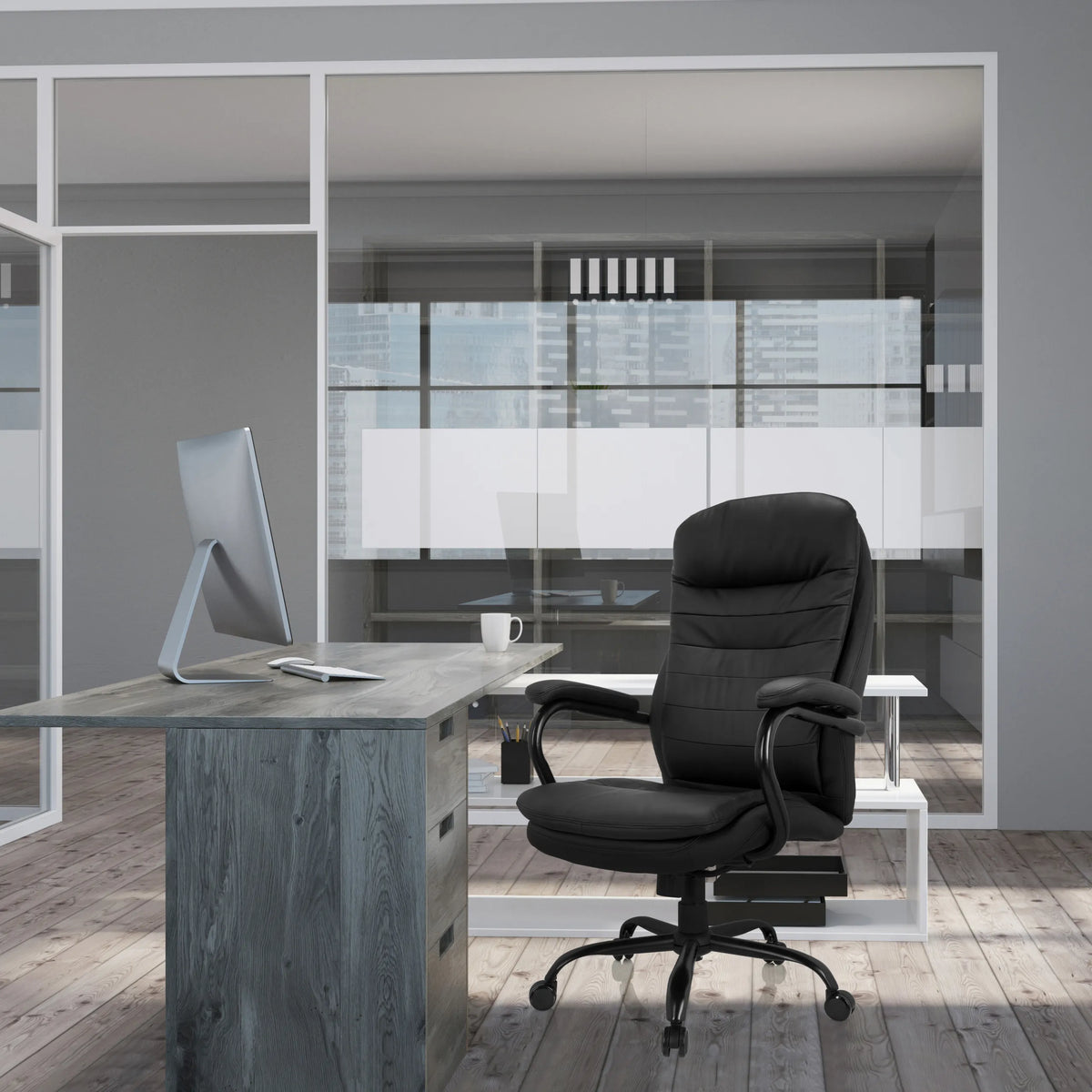 Siège pivotant RELAX XXL B en similicuir noir avec accoudoirs à un bureau de hjh OFFICE