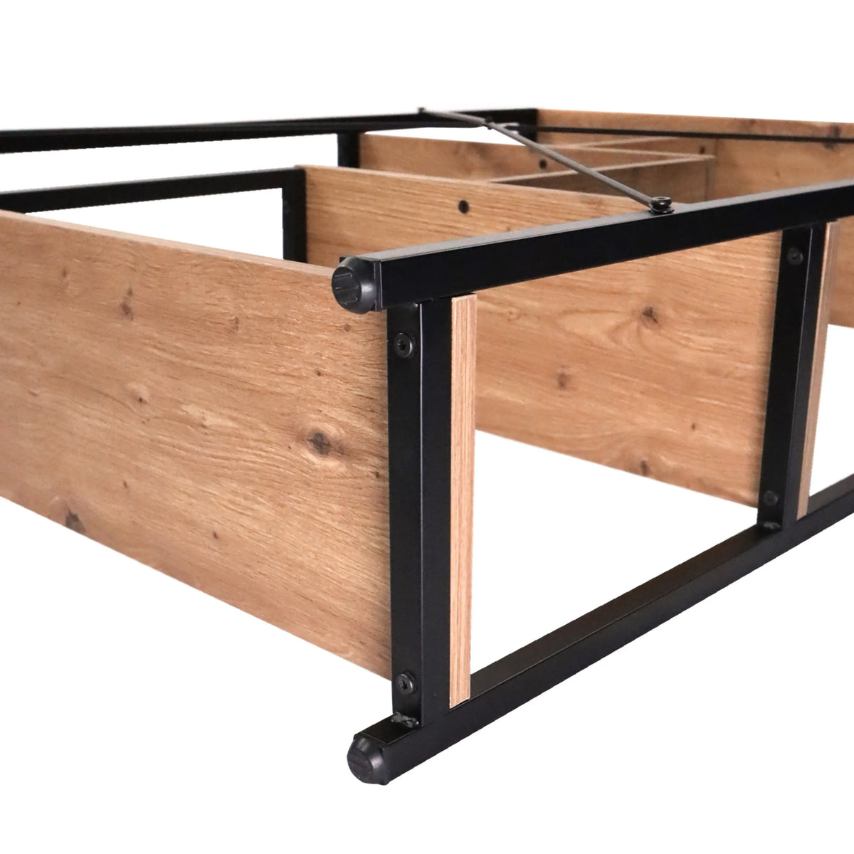 Eckverbindung aus schwarzem Metall und Eichenholz-Elemente des Regals Kalag Eco von hjh LIVING