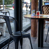 Chaise de bistrot noire VANTAGGIO BRUSH avec dossier courbé à une table ronde de hjh OFFICE