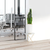 Plante artificielle verte SANSEVIERIA dans un pot blanc sur une table d'appoint de hjh OFFICE