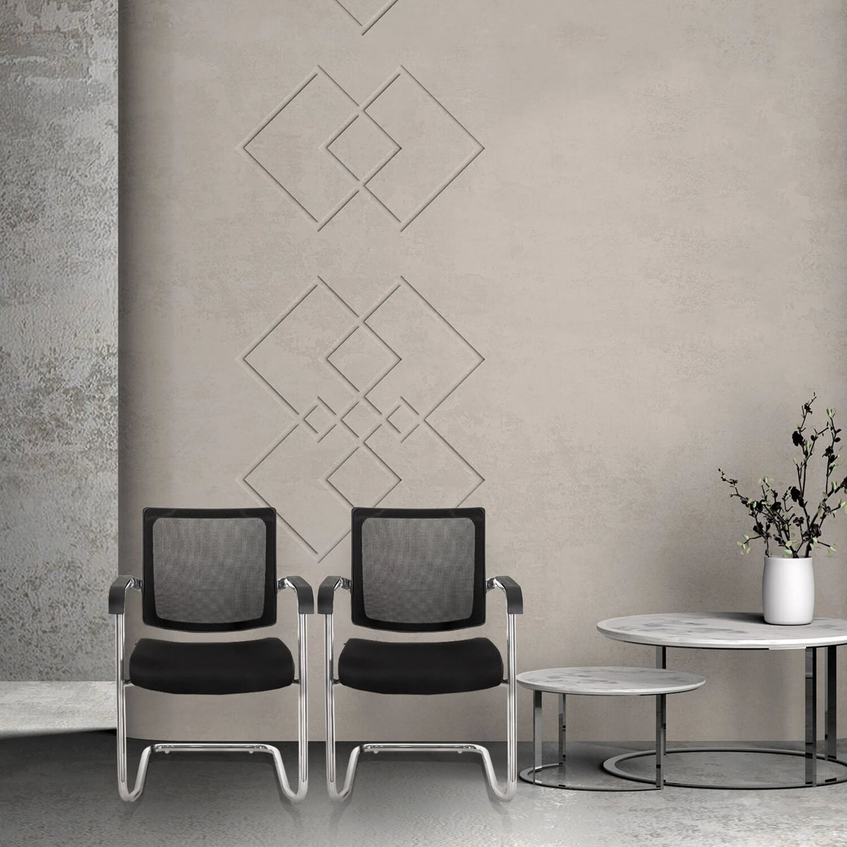 Deux chaises cantilever LEVIA V noires avec accoudoirs et dossier en maille de hjh OFFICE