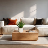Plante artificielle Agave verte dans un pot blanc sur une table en bois devant un canapé clair de hjh OFFICE