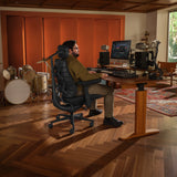 Chaise de bureau LiberNovo Maxis Airflow en graphite à un bureau réglable en hauteur dans un studio de musique de Libernovo