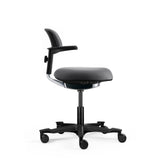 Chaise de travail WORK 40 gris foncé avec accoudoirs et cinq roulettes sur fond blanc de hjh OFFICE