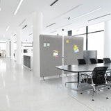 Cloisons de séparation FLEXMIUT STAND gris clair avec des notes adhésives dans un bureau de hjh OFFICE