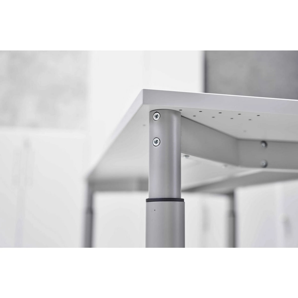 Verbindung des silberfarbenen Tischbeins mit der Tischplatte des Schreibtischs YAMA 12 G von hjh OFFICE PRO