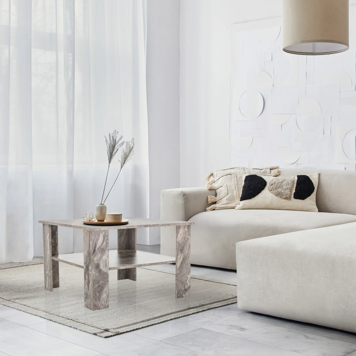 Table basse BISMO grise effet marbre, deux niveaux et forme carrée dans un salon de hjh LIVING