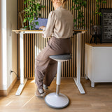 Siège assis-debout BALANCE SIT III W en blanc et gris avec assise ronde et pied pour le télétravail de hjh OFFICE