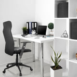 Siège de bureau à domicile ARTON 30 noir avec accoudoirs et roulettes à un bureau blanc de hjh OFFICE