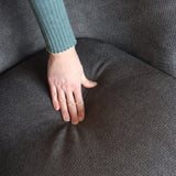 Housse en tissu gris de l'assise du canapé lounge HAYRIVER sous une main de hjh LIVING