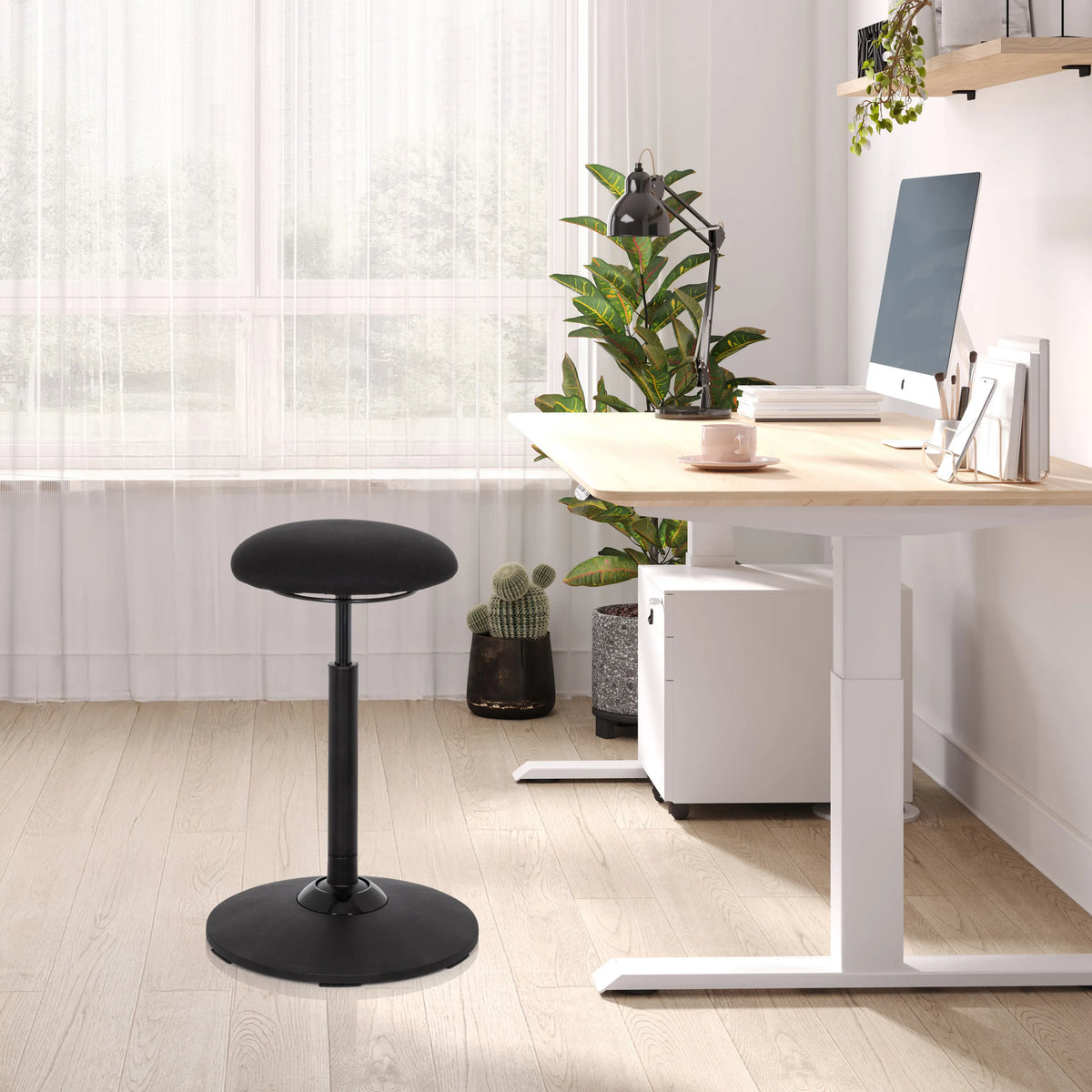 Siège assis-debout BALANCE SIT noir avec assise ronde et pied de hjh OFFICE