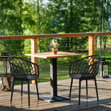 Deux chaises à coque BEGIO B noires avec structure en grille à une table en bois de hjh OFFICE