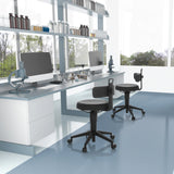 Deux tabourets pivotants TOP WORK FLEX PU noirs avec revêtement en similicuir et roulettes à une table de laboratoire de hjh OFFICE